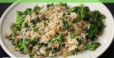 Arroz con brócoli, cebolla y espinacas